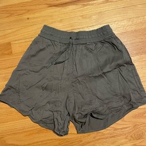 Lululemon shorts size 6